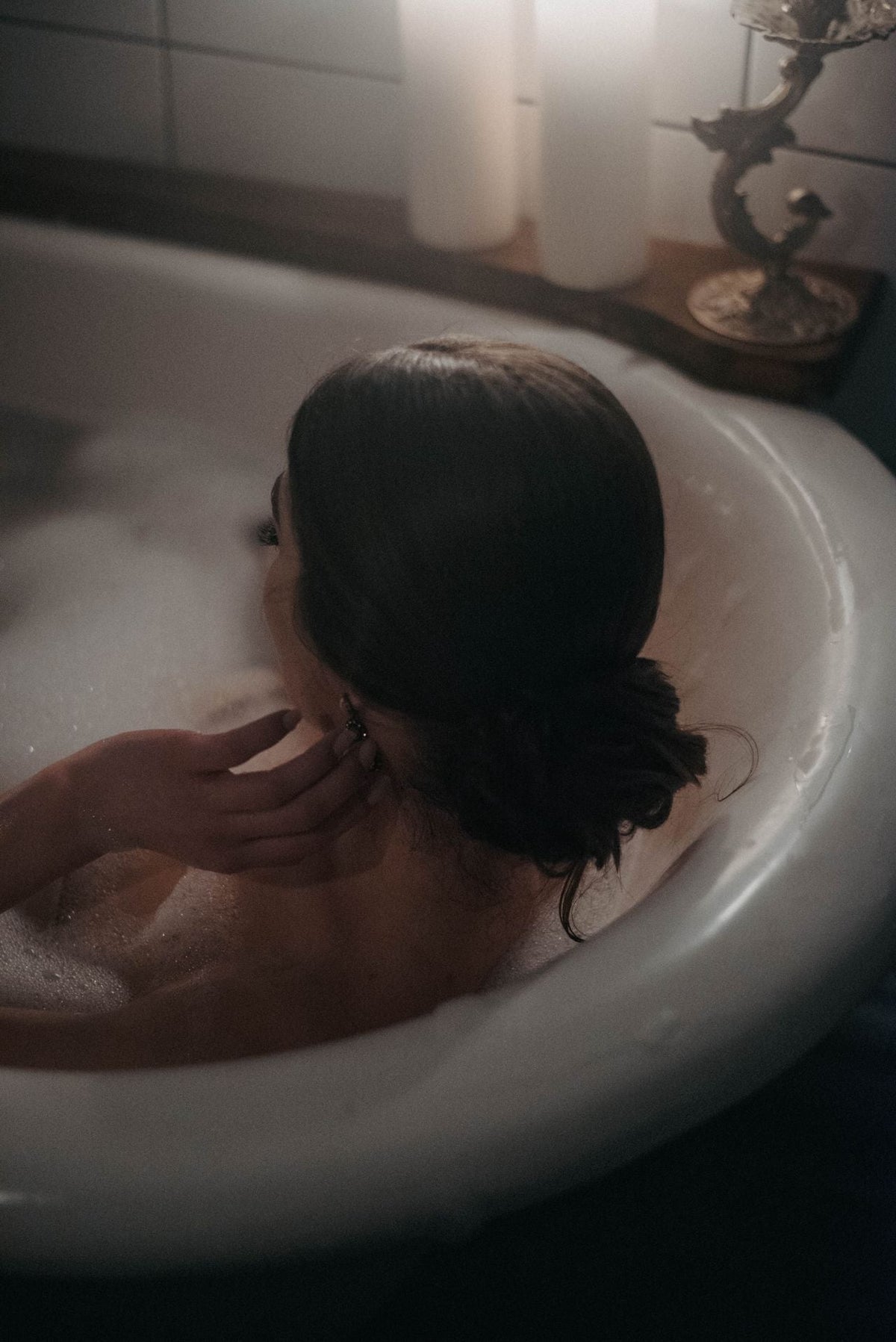 How to Build a Bath Ritual That Actually Works (According to an Aromatherapist)